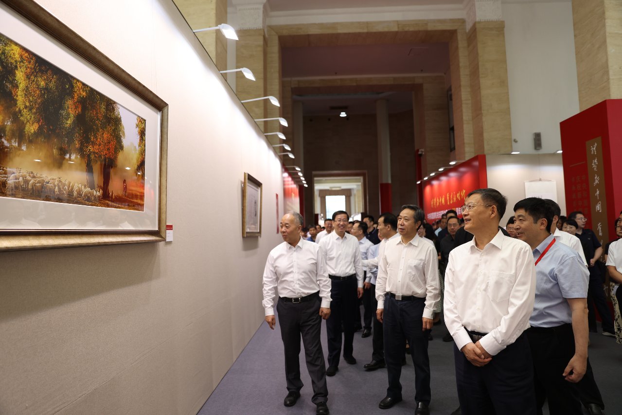 “‘禮贊新中國 奮進新時代’中央和國家機關慶祝新中國成立75周年書畫攝影展”